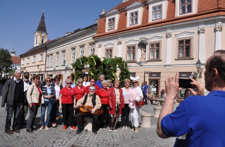 Ünnepvárás a belvárosban - tojáskúttá változott a Liszt Ferenc utcai Koronás kút